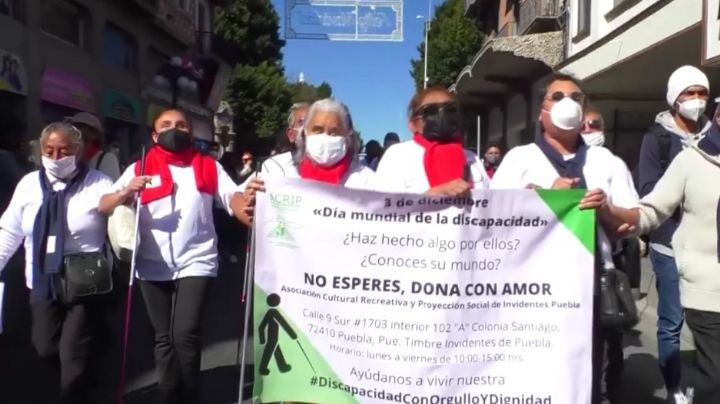 Invidentes de Puebla marcharon para exigir inclusión laboral