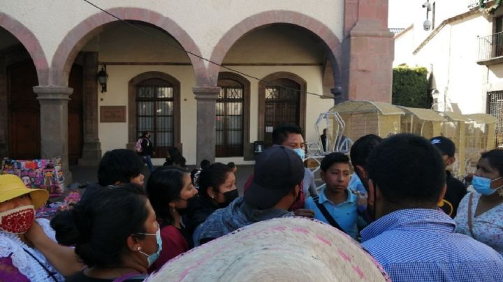 Se enfrentan inspectores contra artesanos en el Centro Histórico