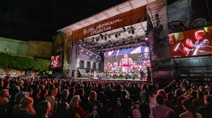 Arranca el Cervantino 50 edición; reconocen a periodistas y entregan Presea Cervantina