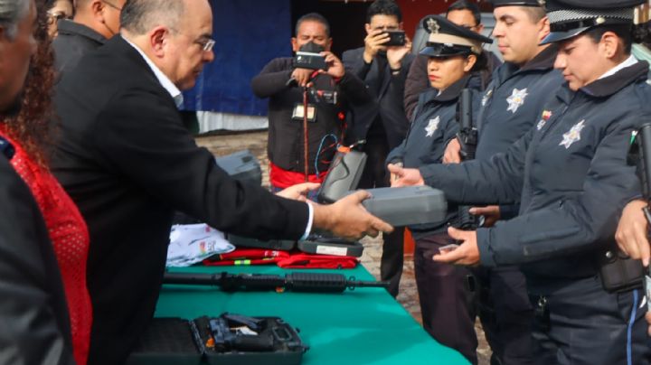 Entregan armamento y uniformes a policías del municipio de Zacatlán