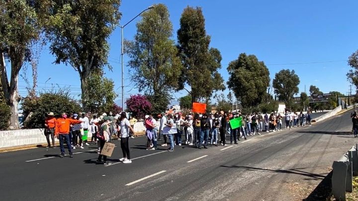 Estudiantes de la Udlap se manifiestan en la Recta, Periférico y frente al Museo de Cholula