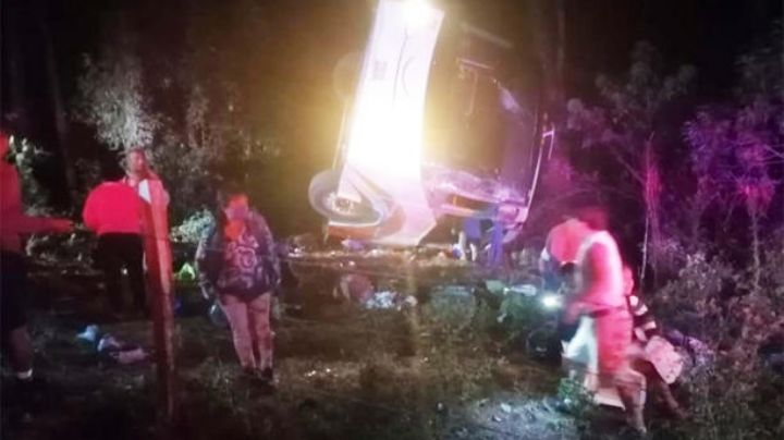 Mueren ocho peregrinos poblanos en volcadura de autobús en Juquila