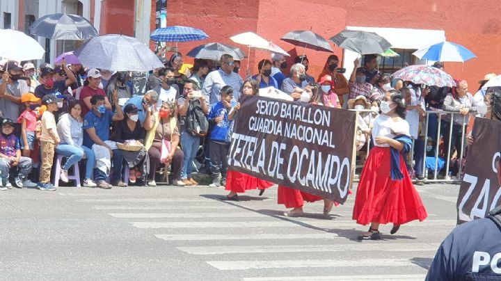 Pese a prohibición, rentan sillas para el desfile 5 de mayo desde 30 hasta 150 pesos por dos espacios