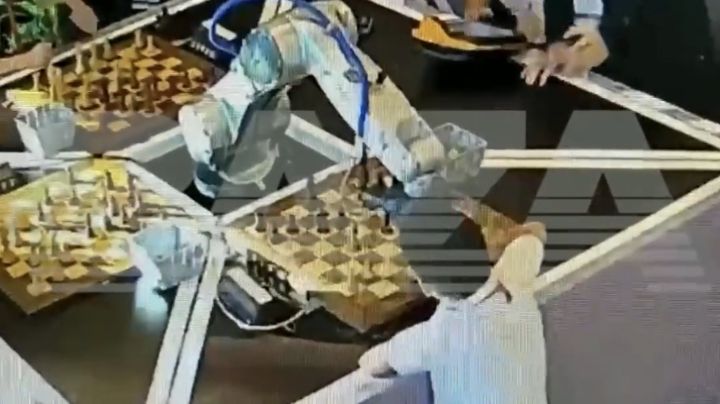 Robot rompe el dedo a un niño durante partida de ajedrez