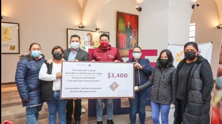 Secretaría de Trabajo entrega becas por más de 270 mil pesos en la región de Tehuacán
