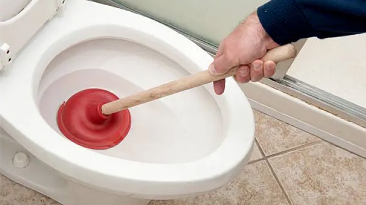 ¿Cómo limpiar la taza del baño con vodka?