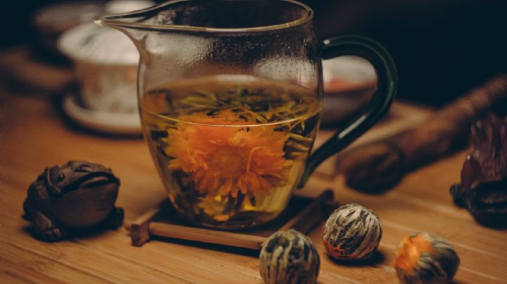 El té de hierbas naturales para desinflamar el estómago por las noches