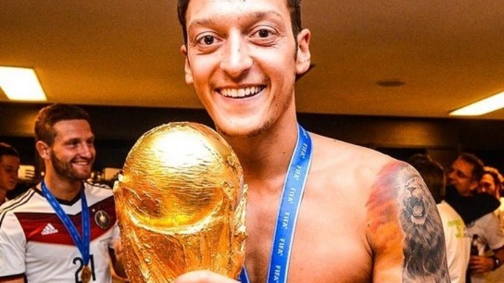 El futbolista alemán Mesut Özil anuncia su retiro de las canchas