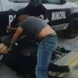 VIDEO: Hombre alcoholizado golpea a dos mujeres policías durante operativo en Puebla