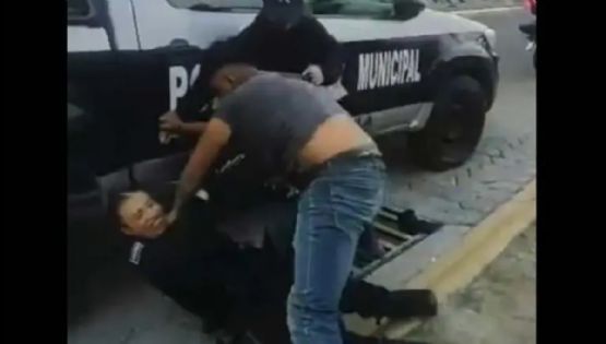 VIDEO: Hombre alcoholizado golpea a dos mujeres policías durante operativo en Puebla