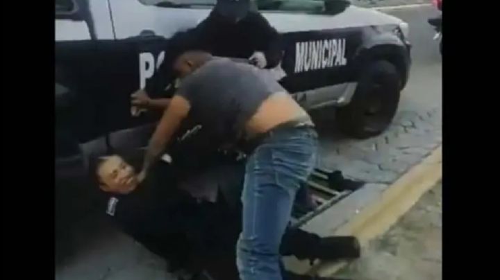 VIDEO: Hombre alcoholizado golpea a dos mujeres policías durante operativo en Puebla