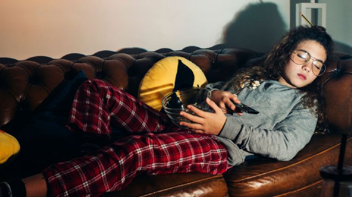 ¿Qué pasa si duermes con la televisión encendida?