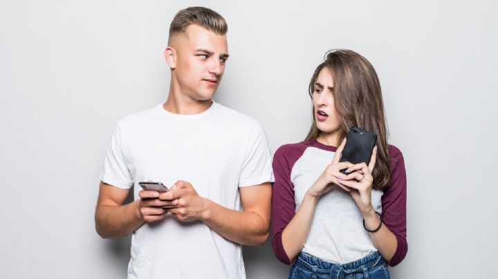 ¿Qué significa que tu pareja revise tu celular, según la psicología?