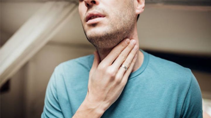 El significado de que una persona se toque el cuello mientras habla, según la psicología