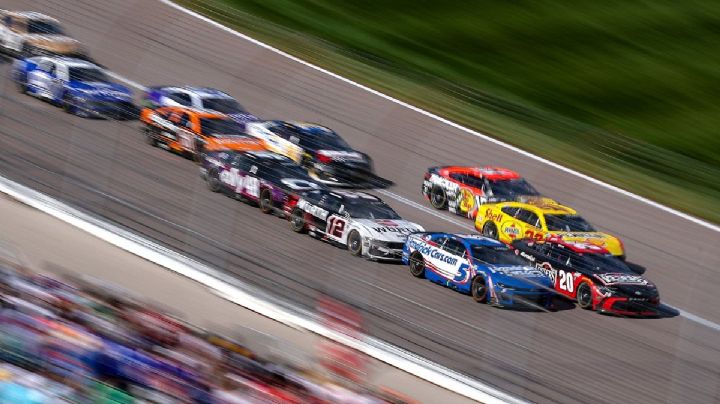 Kyle Larson domina en Kansas para defender su victoria del año pasado en la NASCAR Cup Series