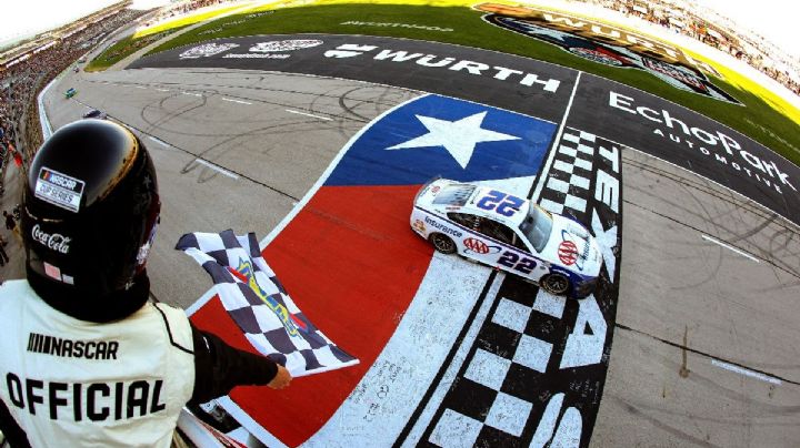 Logano vence con remontada espectacular y Suárez cierra en el Top 10 en Texas