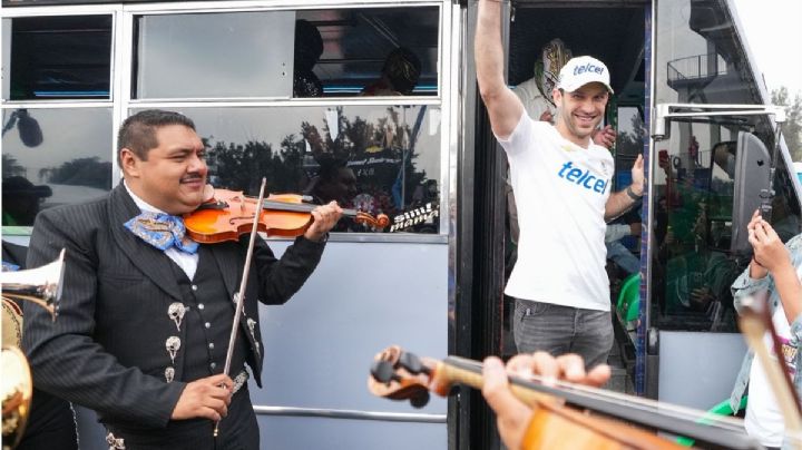 Daniel Suárez llega al Hermanos Rodríguez entre mariachi, tacos y lucha libre