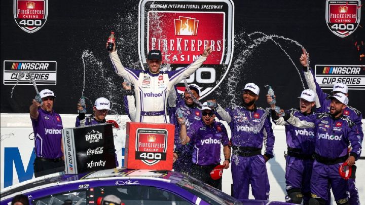 Denny Hamlin gana en Michigan con estrategia  magistral; Suárez termina en la posición 14