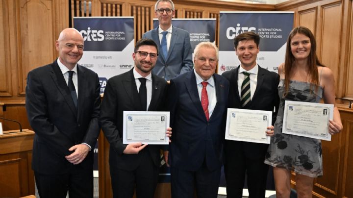 Gianni Infantino felicita a los graduados de la 25ª edición del Máster de la FIFA
