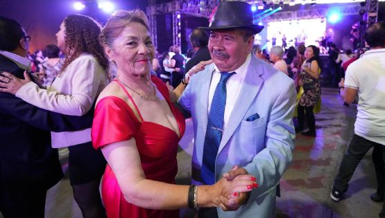 Adultos mayores festejan con Fundación Ocesa en el baile Festejando a los Grandes