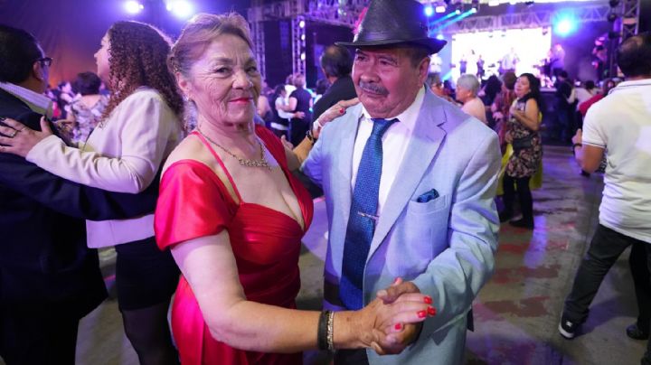 Adultos mayores festejan con Fundación Ocesa en el baile Festejando a los Grandes